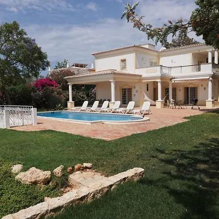 By Galantevasques Villa *